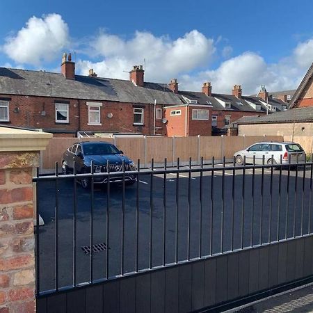 Newly Built 2 Bed Flat In The Heart Of Leek Apartman Kültér fotó