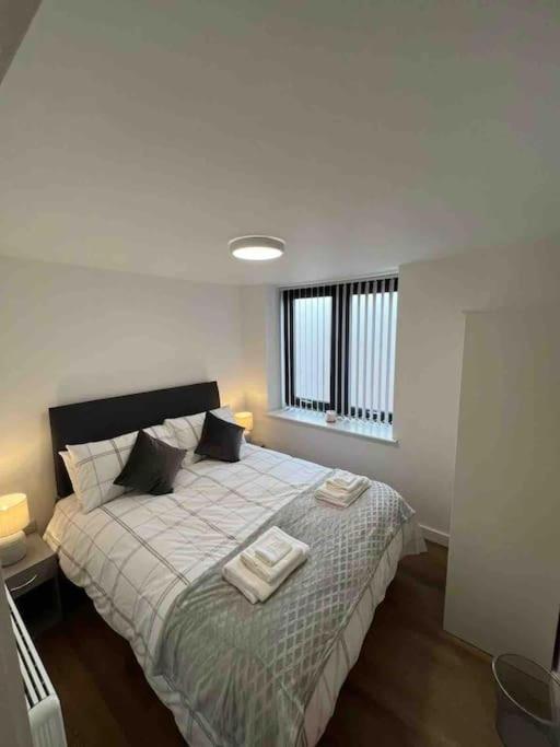 Newly Built 2 Bed Flat In The Heart Of Leek Apartman Kültér fotó