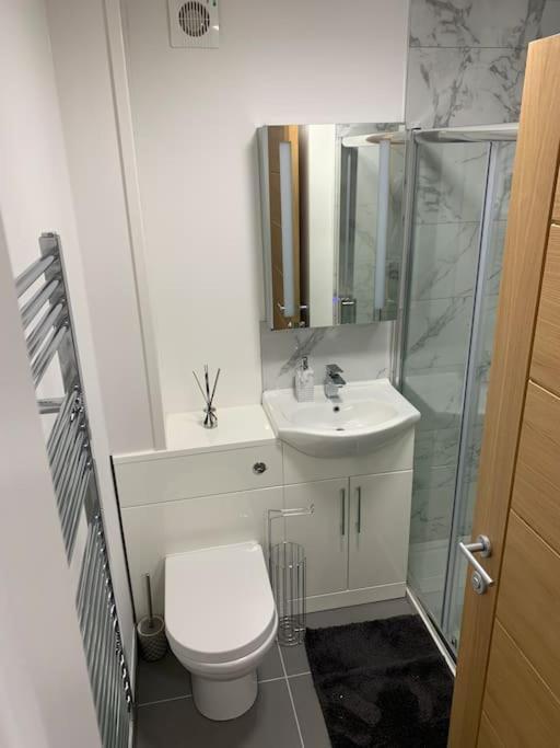 Newly Built 2 Bed Flat In The Heart Of Leek Apartman Kültér fotó