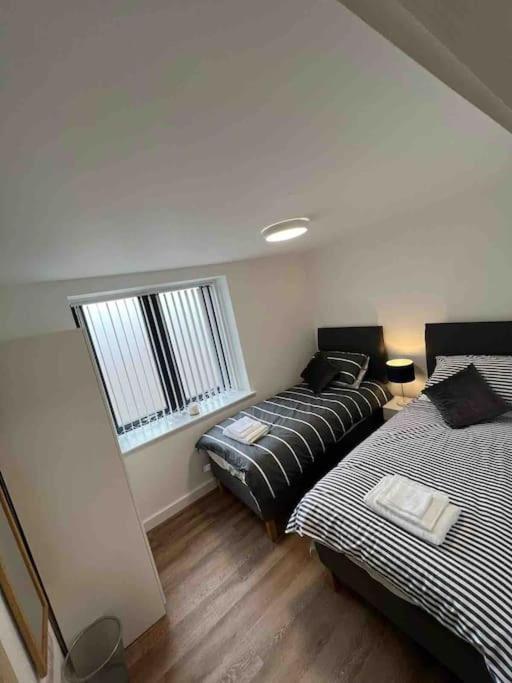 Newly Built 2 Bed Flat In The Heart Of Leek Apartman Kültér fotó