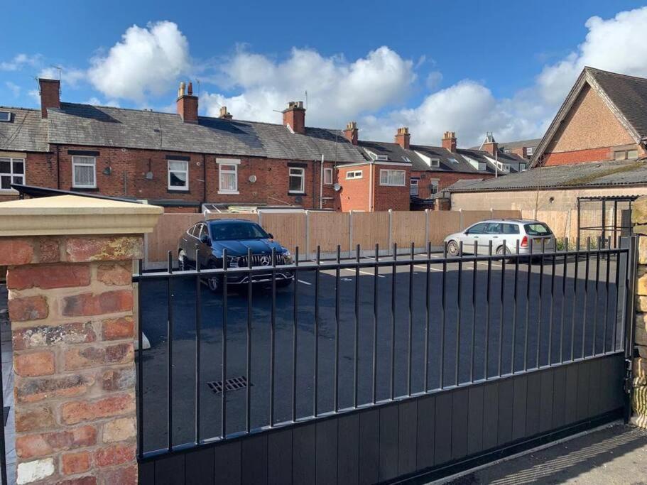 Newly Built 2 Bed Flat In The Heart Of Leek Apartman Kültér fotó