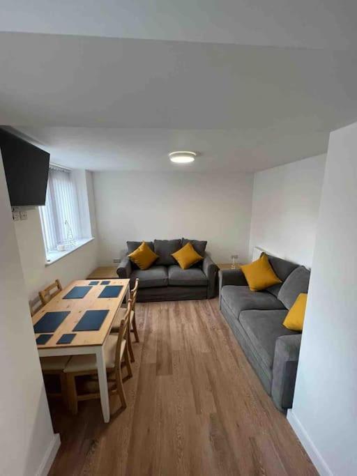 Newly Built 2 Bed Flat In The Heart Of Leek Apartman Kültér fotó